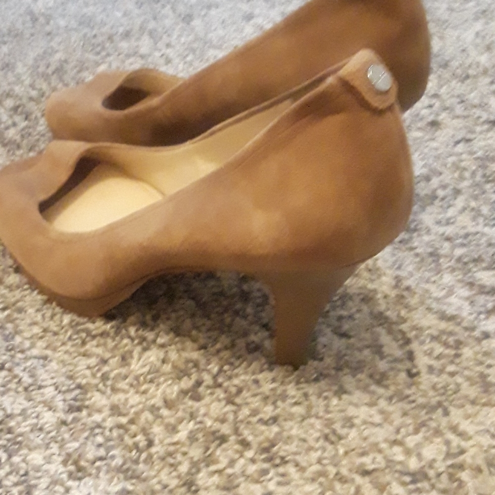 Heels - Picture 3 of 3